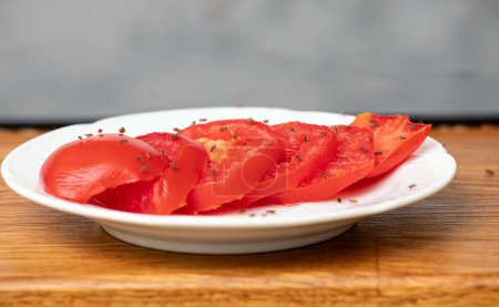 Viele Fruchtfliegen Drosophila melanogaster essen Tomatenscheiben in der heimischen Küche.