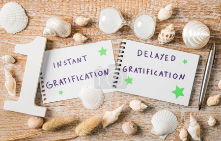Concepto de gratificación instantánea versus gratificación retardada. Texto sobre papel decorado con conchas marinas en el estudio de tiro.
