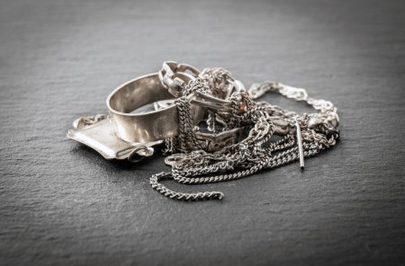 Haufenweise alter Silberschrott, Schmuck, Ringe, Anhänger, Ketten, Ohrringe. Recyclingkonzept für Silberschrott-Objekte.