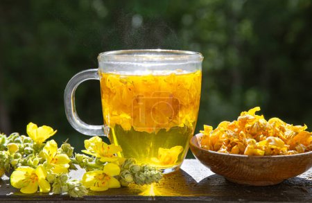 Kräuterheiltee aus Verbascum thapsus, der Großen Königskerze, Großen Königskerze oder Gemeinen Königskerze. Gelbe getrocknete Tee-Blütenblätter in Holzschale.