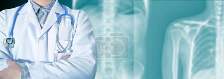 Téléchargez les photos : Médecin avec stéthoscope sur fond de radiologie floue poitrine abdomen radiographie - en image libre de droit