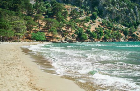 Téléchargez les photos : Beautiful tropical nature view of sandy empty beach with waving sea at sunny day - en image libre de droit