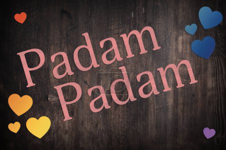 Foto de Padam Padam con corazones sobre tabla de madera oscura - Imagen libre de derechos