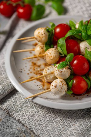 Téléchargez les photos : Nourriture simple et belle avec basilic, mozzarella et balsamico - en image libre de droit