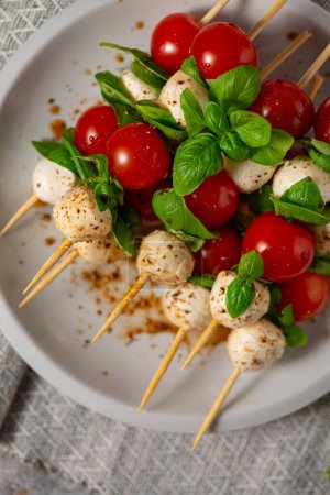 Téléchargez les photos : Nourriture simple et belle avec basilic, mozzarella et balsamico - en image libre de droit