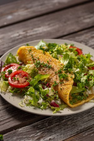 Téléchargez les photos : Délicieuse omelette aux œufs avec salade et légumes - en image libre de droit