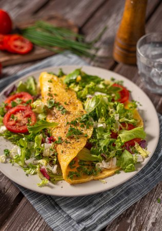 Téléchargez les photos : Délicieuse omelette aux œufs avec salade et légumes - en image libre de droit