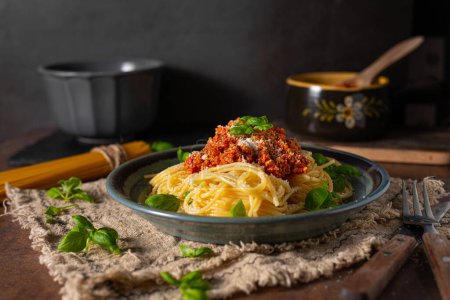 Téléchargez les photos : Délicieuses pâtes au basilic, fromage parmesan et sauce bolognaise - en image libre de droit