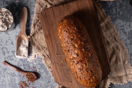 Téléchargez les photos : Délicieux pain complet aux graines et farine bio - en image libre de droit