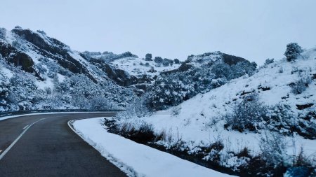 Foto de Carretera de invierno con montañas cubiertas de nieve con el tema de peligro selectivo de carretera foco - Imagen libre de derechos