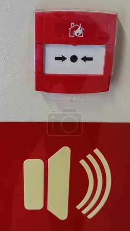 Téléchargez les photos : Dispositif d'alarme incendie avec panneau d'urgence indiquant une situation d'urgence avec foyer sélectif - en image libre de droit