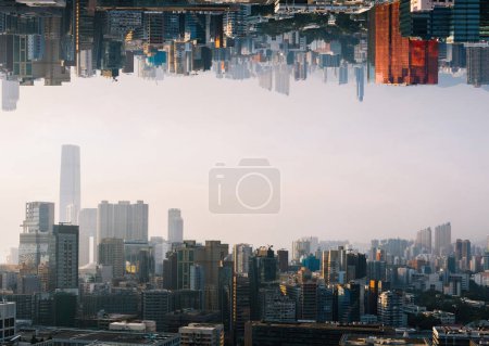 Foto de El concepto de mundo multiverso futurista. En el centro, con rascacielos bajo y con vistas a la ciudad. Dos mundos paralelos. Dimensión alternativa de la realidad - Imagen libre de derechos