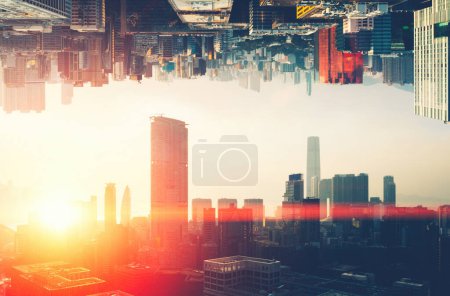 Foto de El concepto de mundo multiverso futurista. En el centro, con rascacielos bajo y con vistas a la ciudad. Dos mundos paralelos. Dimensión alternativa de la realidad - Imagen libre de derechos