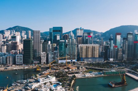 Luftaufnahme von der Drohne der Skyline der Wolkenkratzer Hongkongs mit der Bucht der Metropole. Modernes Betonstadtbild der urbanen Innenstadt mit Geschäfts- und Finanzgebäuden. Städtische Infrastruktur