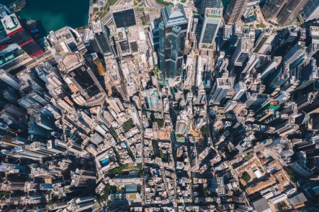 Luftaufnahme von der Drohne des modernen Wolkenkratzerviertels von Hongkong. Draufsicht, urbane Innenstadt mit Firmen- und Finanzgebäuden. Infrastruktur der Großstädte