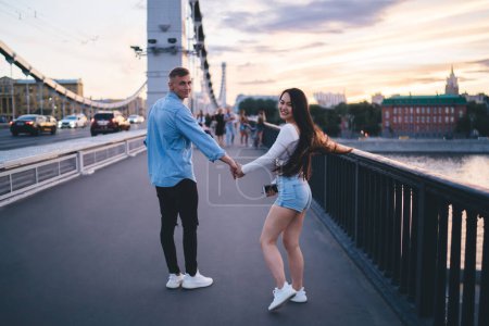 Porträt eines verliebten glücklichen Paares, das beim Wandern im Urlaub Sightseeing genießt, kaukasische Touristinnen und Touristen in stilvoller Kleidung lächeln in die Kamera, während sie sich kleben