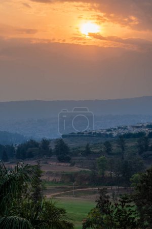 Téléchargez les photos : Vue sur le coucher du soleil sur les collines de Kigali, Rwanda - en image libre de droit