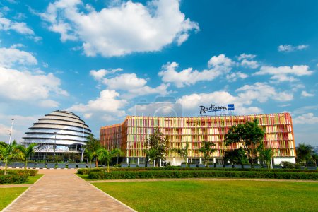 Foto de Kigali, Ruanda - 19 de agosto de 2022: Centro de Convenciones de Kigali y hotel Radison Blu en un día soleado. La instalación, diseñada después del interior de un palacio del rey, es capaz de albergar una variedad de eventos - Imagen libre de derechos