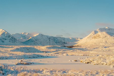 Black Mount und Lochan na h-Achlaise an einem sonnigen Tag in den schottischen Highlands mit Schnee bedeckt