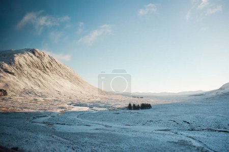 Die Lagangarbh-Hütte in einer riesigen gefrorenen Weite, zwischen Beinn a 'Chrulaiste und Buachaille Etive Mr in Glencoe, Schottland