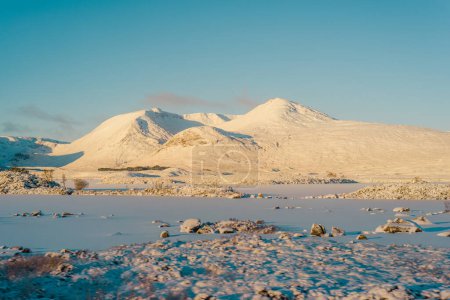 El Monte Negro cubierto de nieve en Lochan na h-Achlaise en las tierras altas escocesas