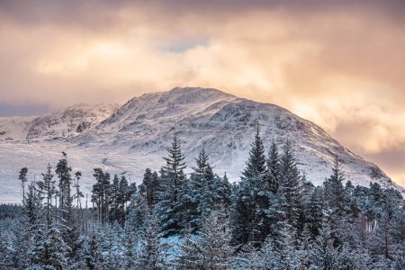 Blick auf den schneebedeckten Stob Coire Sgriodain, einen Berg in den schottischen Highlands (vom Laggan Dam aus gesehen))