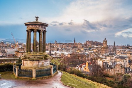 Calton Hill Blick auf die Skyline von Edinburgh, mit dem Dugald Stewart Denkmal im Vordergrund