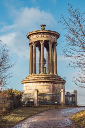 El monumento de Dugald Stewart en Calton Hill en Edimburgo, contra un cielo azul