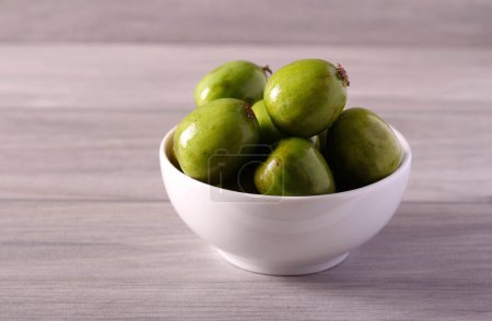 Téléchargez les photos : Mini kiwi fruits dans un bol - en image libre de droit