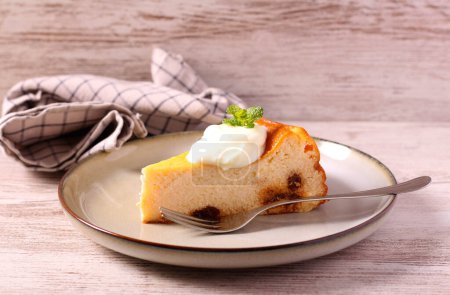 Foto de Pastel de queso dulce con pasas y crema agria en la parte superior - Imagen libre de derechos
