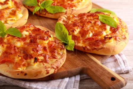 Téléchargez les photos : Mini pizzas au fromage et légumes mélangés - en image libre de droit