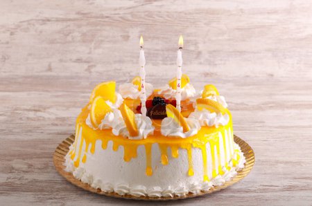 Foto de Torta de cumpleaños grande con velas durante 44 años - Imagen libre de derechos