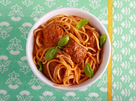 Téléchargez les photos : Boulettes de viande avec spaghettis dans un bol - en image libre de droit