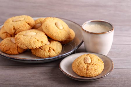 Téléchargez les photos : Biscuits aux amandes, servis avec café - en image libre de droit