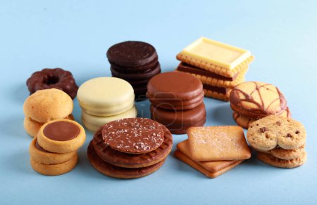 Téléchargez les photos : Assorted cookies on blue background - en image libre de droit
