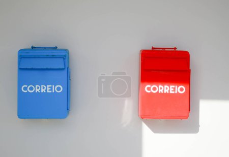 Téléchargez les photos : Traditional Portuguese mailboxes for standard (red) and priority (blue) mail - en image libre de droit