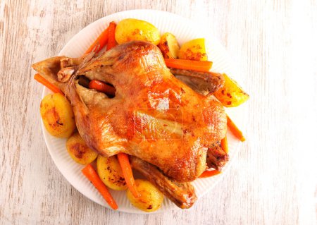 Téléchargez les photos : Roast whole duck with potatoes and carrot - en image libre de droit