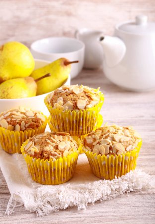 Téléchargez les photos : Pear and almond cakes, served on wooden table - en image libre de droit