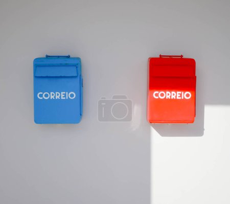 Téléchargez les photos : Traditional Portuguese mailboxes for standard (red) and priority (blue) mail - en image libre de droit