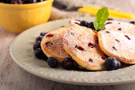 Foto de Fresh homemade blueberry pancakes with icing sugar - Imagen libre de derechos