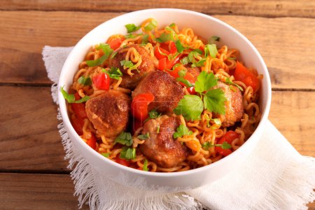 Téléchargez les photos : Meatballs with pepper and noodles in a bowl - en image libre de droit