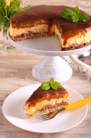 Téléchargez les photos : Chocolate, nut and caramel cheesecake - en image libre de droit