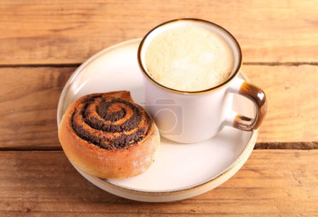 Téléchargez les photos : Poppy seed filling swirl buns and cup of coffee - en image libre de droit