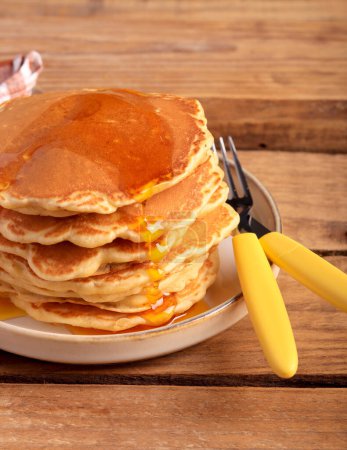 Téléchargez les photos : Pile of oat pancakes with honey - en image libre de droit