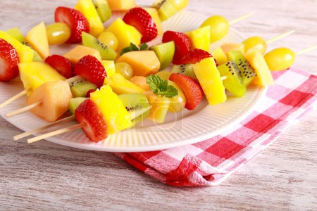 Téléchargez les photos : Fruit Skewers fun and healthy sweet treat - en image libre de droit