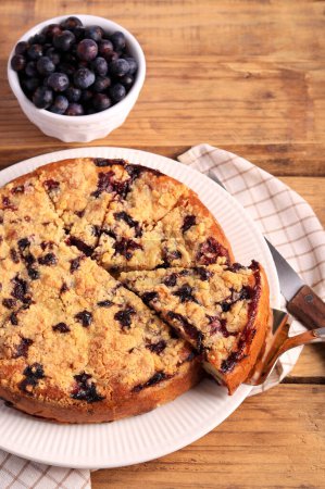 Foto de Blueberry coffee cake, cake with berries and crumble topping - Imagen libre de derechos