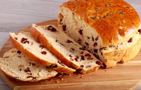 Téléchargez les photos : Fruit yeast sweet white bread, sliced on wooden board - en image libre de droit