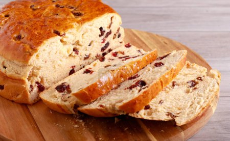 Téléchargez les photos : Fruit yeast sweet white bread, sliced on wooden board - en image libre de droit