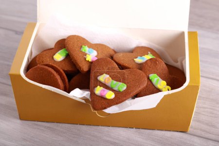 Téléchargez les photos : Cadeau maison comestible dans une boîte - biscuits épicés avec des notes d'amour - en image libre de droit