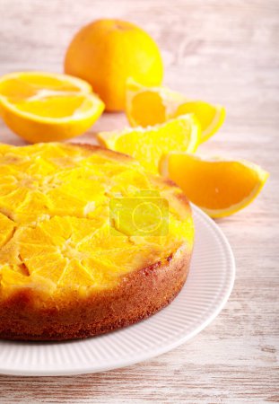 Téléchargez les photos : Gâteau orange à l'envers, tranché et servi - en image libre de droit